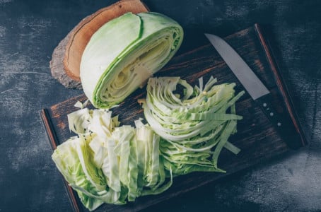 Продавцы уже прячут капусту и горошек: готовлю этот сытный и полезный салат по 2 раза в день — домочадцы в восторге