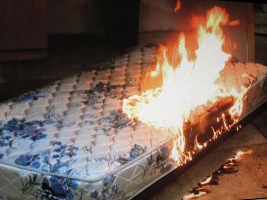 Burn bed. Горящая кровать. Горящий плед. Кровать огонь. Кровать горит.