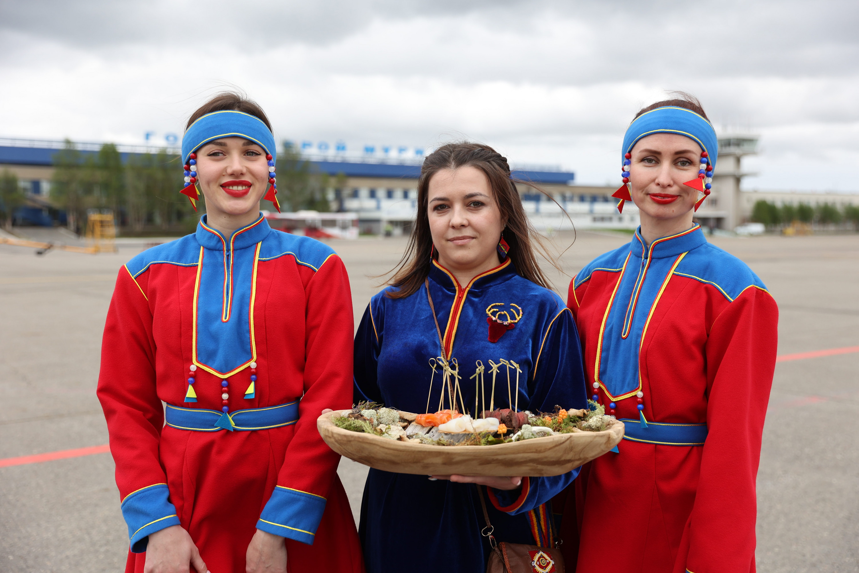 Саамские девушки. Командные костюмы для делегации страны. Мероприятия в Мурманске сегодня.