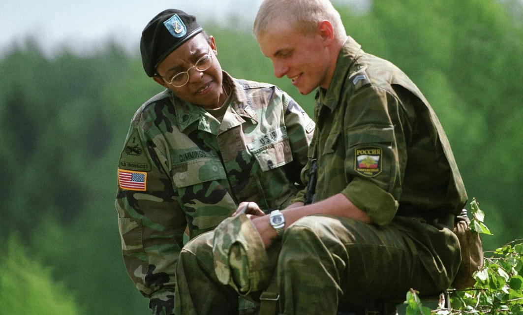 С армейским другом. Российско американские учения Торгау 2005. Российские военные. Русский и американский солдат вместе. Российские и американские военные.