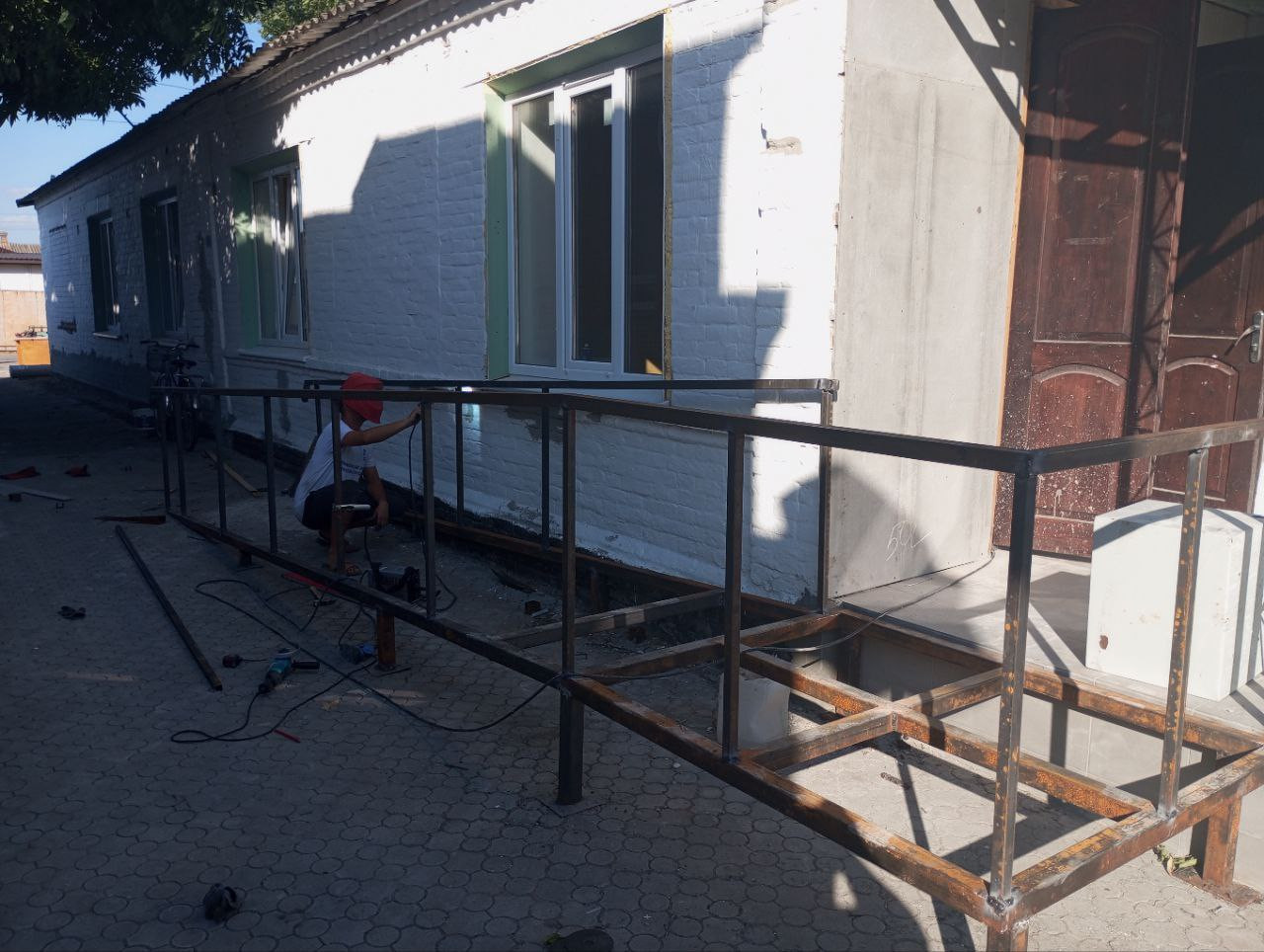 Строители из Мурманской области ведут капремонт МФЦ в Приморске
