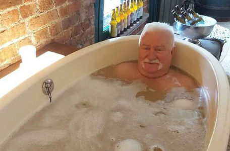 Чтоб я так жил: экс-президент Польши принял пивную ванну после жалоб на несусветную инфляцию