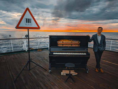 Мурманчанин Михаил Смэдсен сыграл на пианино для дельфинов и пассажиров «Клавдии Еланской»