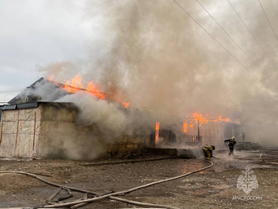 В мурманской промзоне полыхают складские помещения