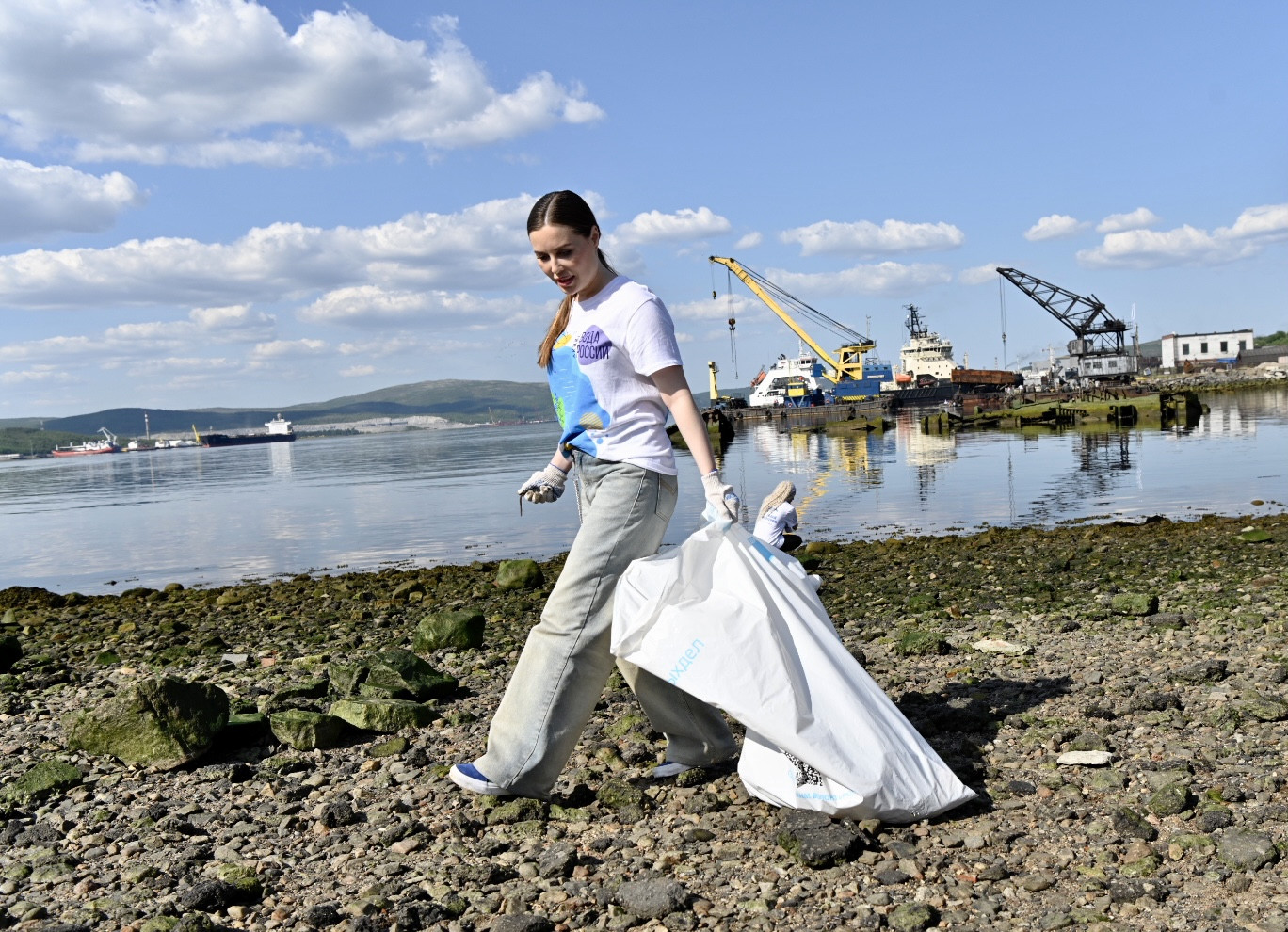 1,3 тысячи волонтеров Заполярья очистили от мусора берега рек и озер