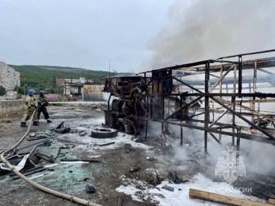 На территории мурманской автоколонны горел брошенный автобус