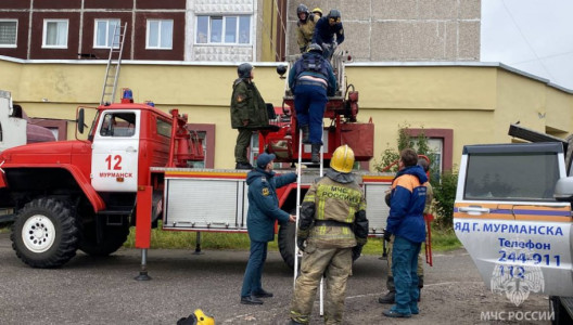 В Мурманске на крыше магазина на Крупской обнаружено тело мужчины