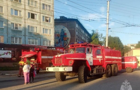 В Мурманске на Гаджиева во время пожара спасли 11 человек