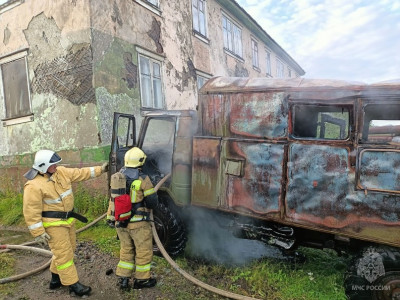 В Полярном грузовик загорелся прямо возле дома