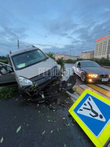 В Мурманске на Воровского Citroen снес знак перехода