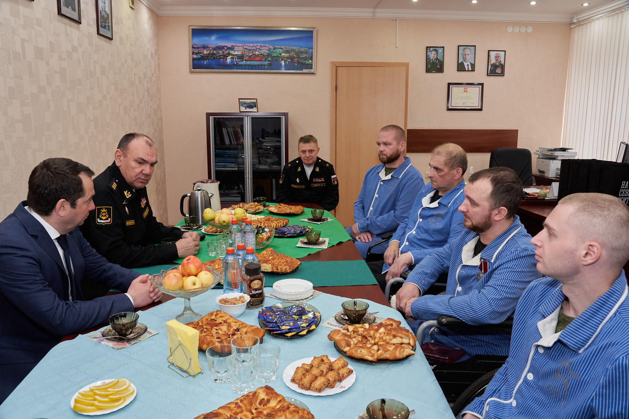 Губернатор Мурманской области и командующий Северным флотом навестили раненых военных