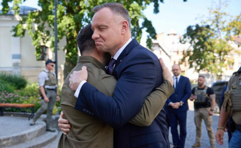 «Патологическая любовь»: в Польше заявили, что президент Дуда готов вырезать обе почки и отдать их Зеленскому
