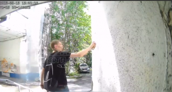 Камера видеонаблюдения засняла, как двое мурманчан «оставили свой след» на одном из зданий