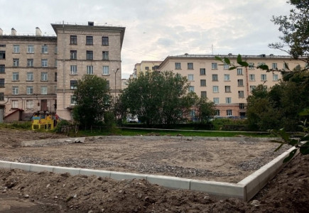 Рабочие приступили к возведению новой детской площадки в Североморске