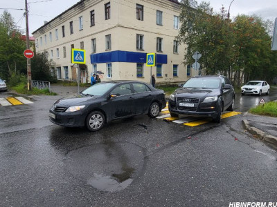 На перекрестке в Апатитах водитель «Ауди» тихо подкрался к автомобилю спереди