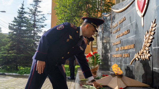 Руководство и сотрудники полиции почтили память погибших коллег минутой молчания