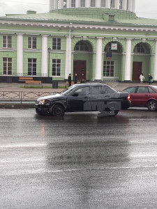Тонированный лихач задел две машины около железнодорожного вокзала в Мурманске