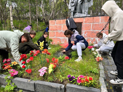 Волонтеры культуры Заполярья благоустроили мемориальный комплекс в Лиинахамари