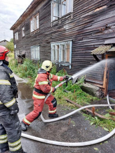 Двухэтажный жилой дом загорелся в Мурманске сегодня днем