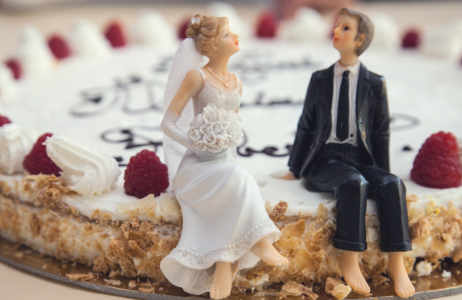 Новобрачные со скандалом развелись через сутки после свадьбы из-за шутки с тортом