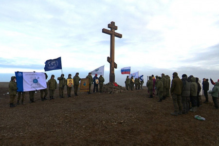 Моряки Северного флота установили самый северный в мире Поклонный крест