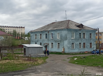 Жильцов аварийного дома в Мурманске срочно расселяют: здание может рухнуть в любой момент