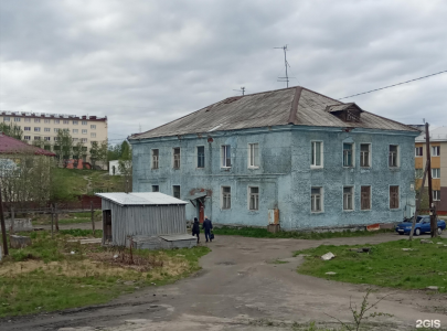 Жильцов аварийного дома в Мурманске срочно расселяют: здание может рухнуть в любой момент