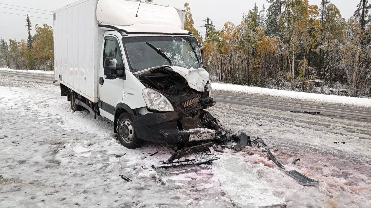 В Мурманской области на трассе «Кола» из-за выпавшего снега в кювет вылетела  машина судебных приставов, пострадали 7 человек - новости Хибины.ru /  Новости за сентябрь 2023