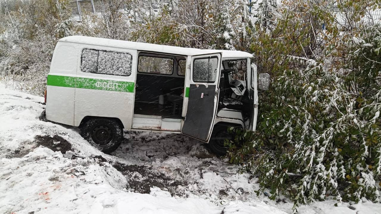 В Мурманской области на трассе «Кола» из-за выпавшего снега в кювет  вылетела машина судебных приставов, пострадали 7 человек - новости Хибины.ru  / Новости за сентябрь 2023