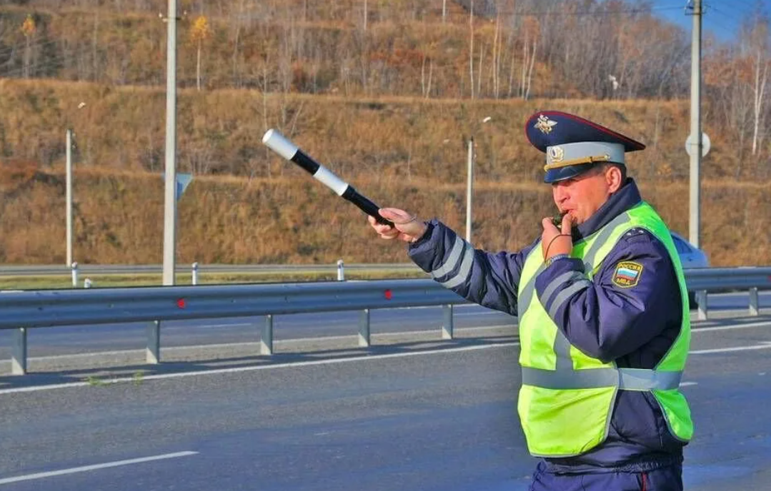 Дорогой штраф. Инспектор ДПС. Гаишник на дороге. Сотрудник ДПС. Жезл гаишника.