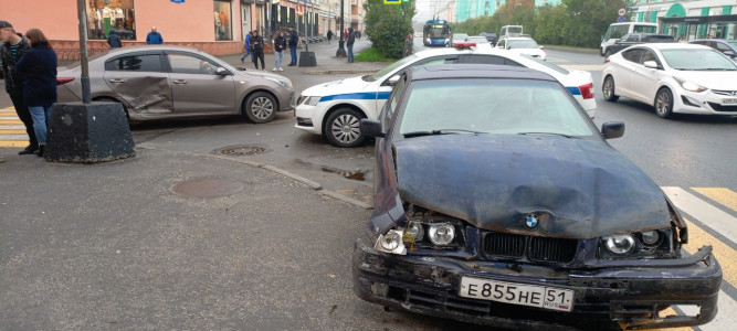 Два мурманских автомобилиста не смогли поделить между собой перекресток