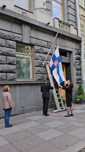 На здании Генерального консульства Финляндии в Санкт-Петербурге спущен флаг