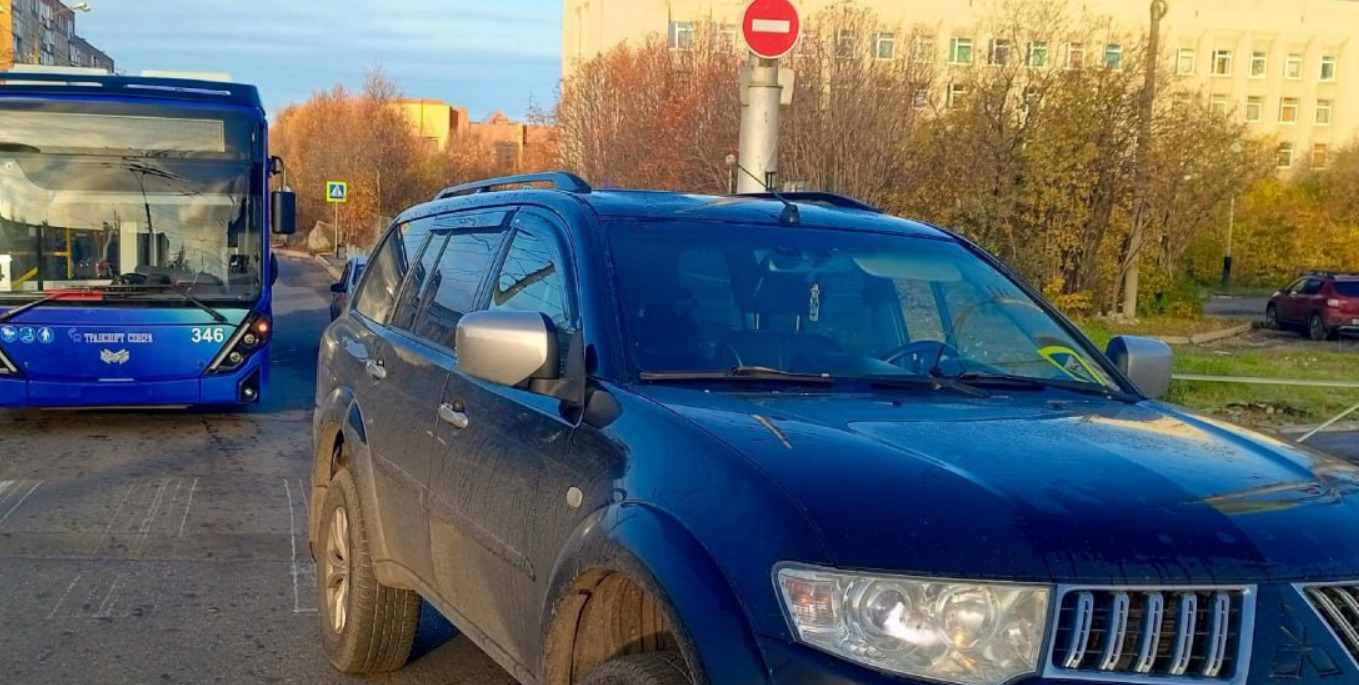 В Мурманске новые троллейбусы, выпущенные на линии в День города, начали  попадать в аварии - новости Хибины.ru / Новости за октябрь 2023