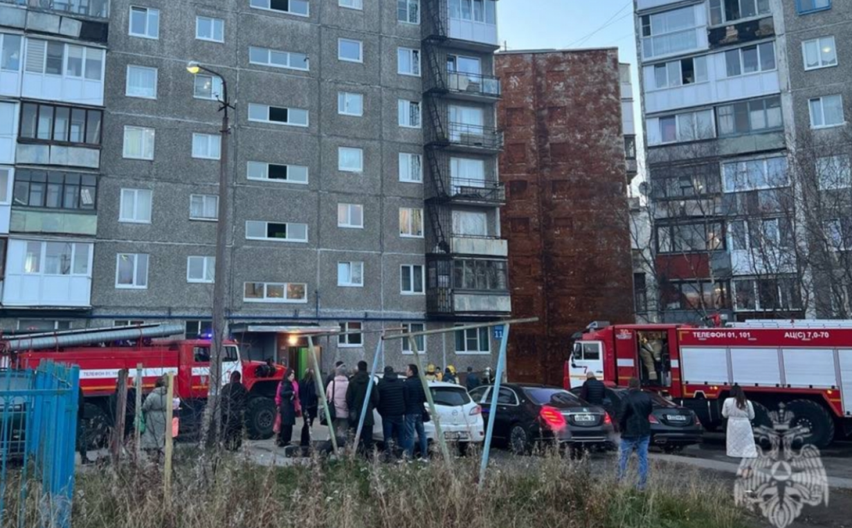 В Мурманске из-за пожара эвакуировали девятиэтажный дом на Бабикова -  новости Хибины.ru / Новости за октябрь 2023