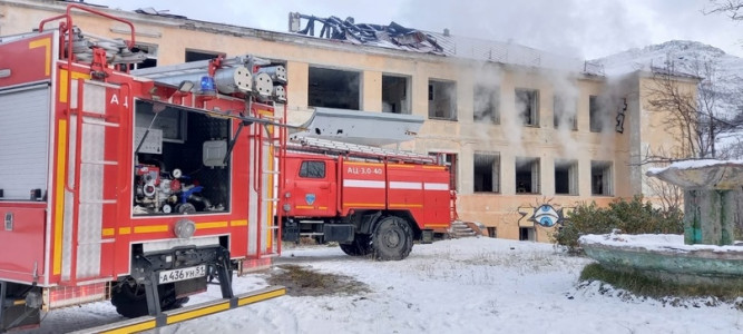 Восемь человек тушили «заброшку» в Кировске