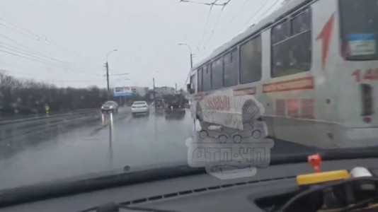 В Мурманске на Кольском проспекте упала опора электроснабжения троллейбусов