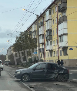 Из-за столкнувшихся автомобилей в Мурманске образовалась пробка