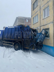 В Кировске мусоровоз въехал в многоквартирный дом