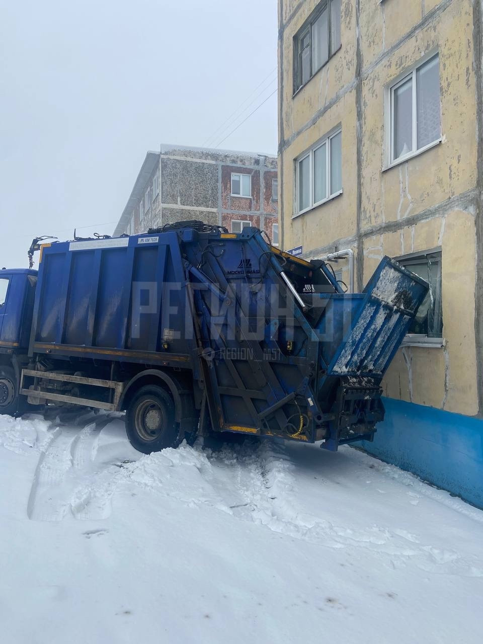 В Кировске мусоровоз въехал в многоквартирный дом - новости Хибины.ru /  Новости за октябрь 2023