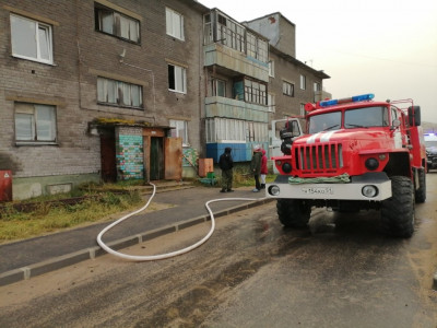 В Териберке из горящего дома эвакуировали пять человек