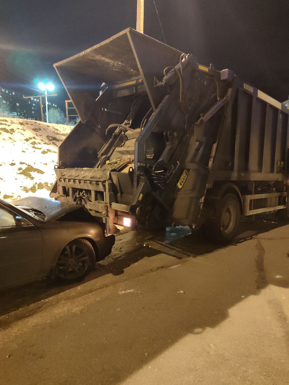 Очередная авария с участием мусоровоза произошла в Кировске - новости  Хибины.ru / Новости за октябрь 2023