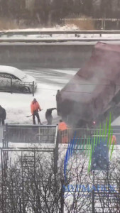 «Славные традиции»: коммунальщики Мурманска укладывают асфальт прямо в снег