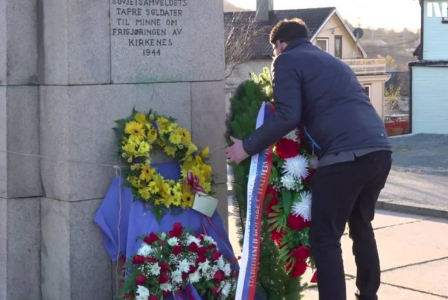 Мэр норвежского Киркенеса пришел в ярость и убрал российский венок с памятника советским солдатам-освободителям