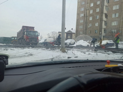 «Все лето ждали»: в Мурманске новый асфальт укладывают на снег