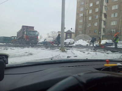 «Все лето ждали»: в Мурманске новый асфальт укладывают на снег