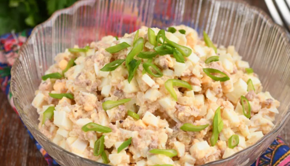 10 простых салатов с рыбными консервами - Лайфхакер
