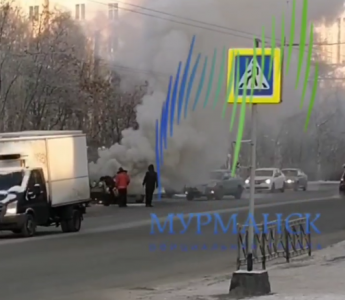 «Вот вам и автозапуск»: посреди дороги в Мурманске полыхает внедорожник