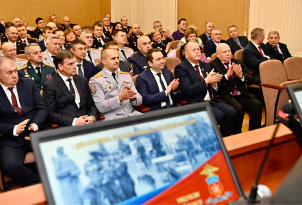 Губернатор Андрей Чибис поздравил сотрудников заполярной полиции с профессиональным праздником