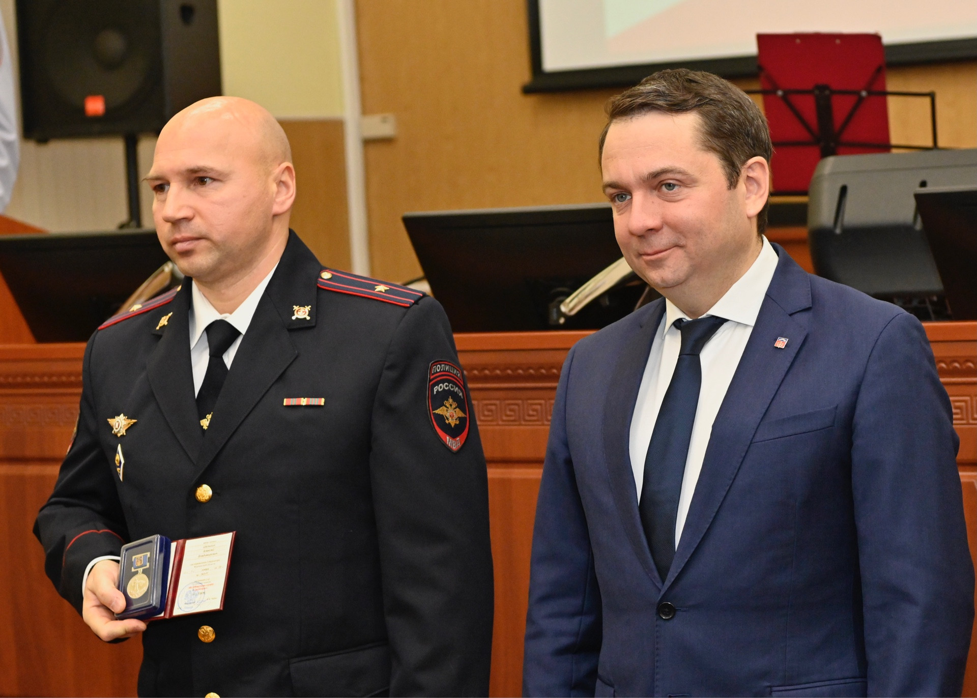 Губернатор Андрей Чибис поздравил сотрудников заполярной полиции с профессиональным праздником
