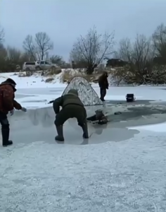 Дорыбачились: северяне вызволяли провалившегося под лед горе-рыбака